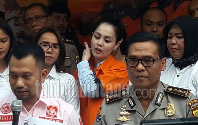 Foto Jennifer Dunn Diedit: Kepala Botak, Alis Nyambung, Gigi Tanggal