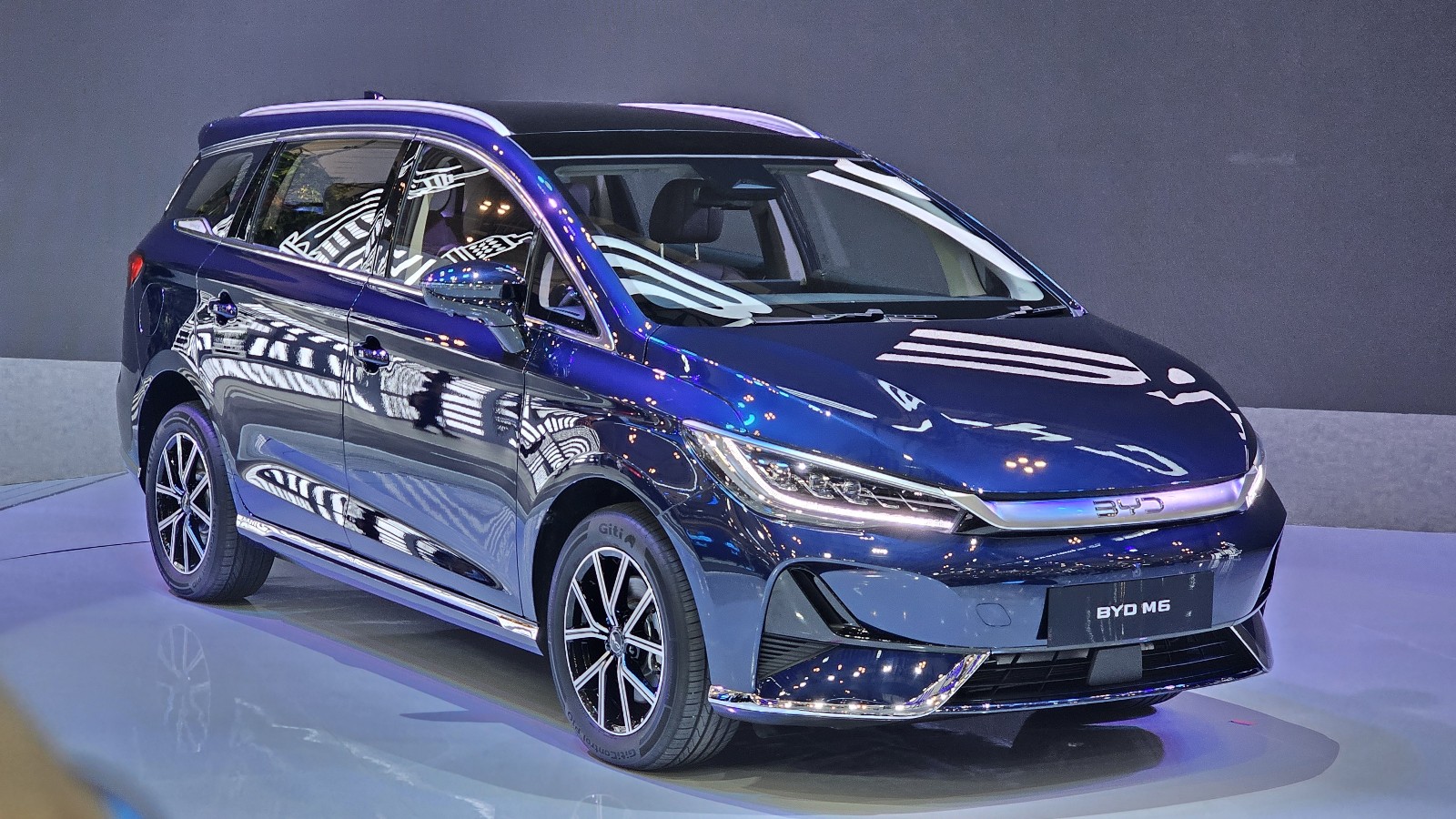 BYD Luncurkan MPV Listrik Cuma Rp300 Jutaan di GIIAS 2024