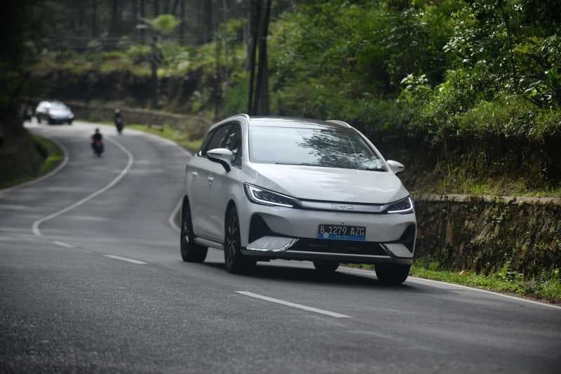 Begini Sensasi Jakarta-Bandung Pakai MPV Listrik BYD M6