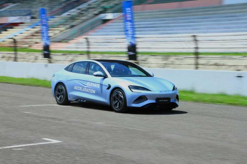 Rasanya Ngebut di Sirkuit Sentul Pakai Supercar Listrik BYD Seal