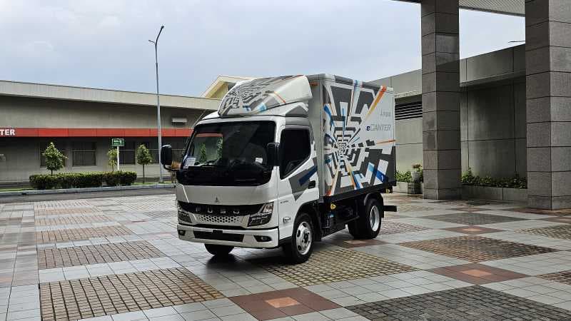 Truk Listrik Fuso Punya Fitur Safety Canggih, Bisa Cegah Kecelakaan?