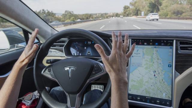 Menanti Fitur Full Self Driving Tesla, Akankah Mendapat Lampu Hijau?