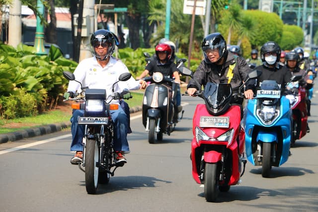 Puluhan Merek Motor Listrik Gelar Parade Sambut Inabuyer EV Expo 2023