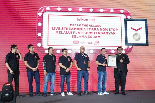 Live Streaming 30 Jam Nonstop, Telkomsel Office Store Dapat Rekor MURI