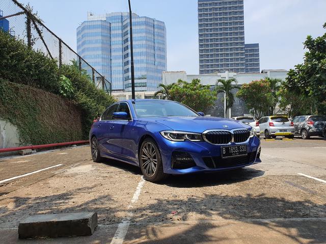 Test Drive BMW M330i, Sedan Entry Level yang Berlebihan