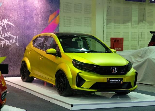 Modifikasi Honda Brio, Modal Stiker jadi Auto Ganteng!