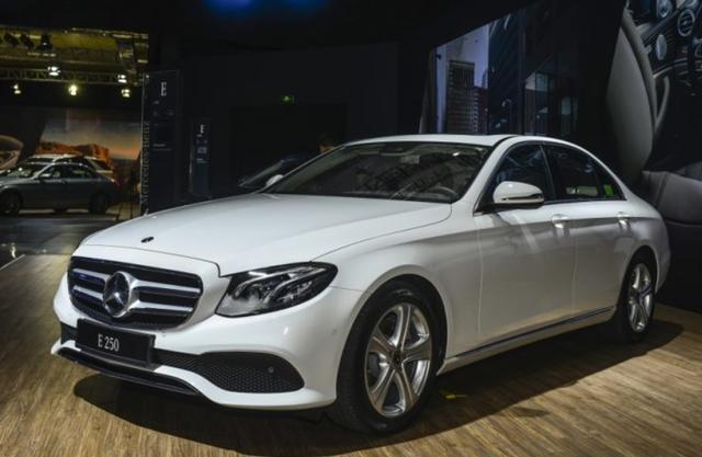 Showroom Mercedes-Benz Dibakar Pendemo George Floyd