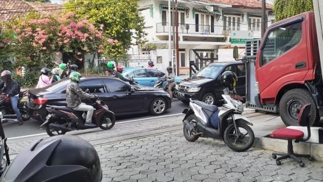 Koboy Kok Naik BMW, Lawan Arah dan Supirnya Nodong Pistol