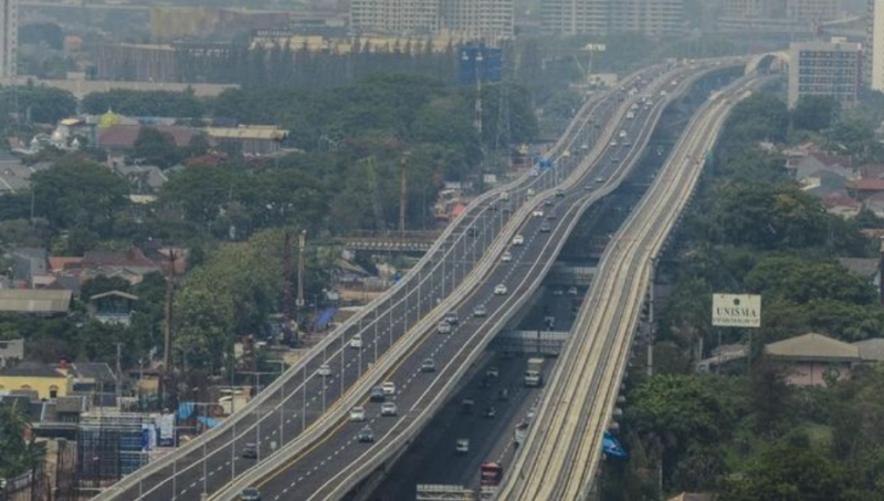  Masih Ada Pengemudi <i>Norak</i> yang Ngebut di Tol Layang, Penindakannya Mana?   