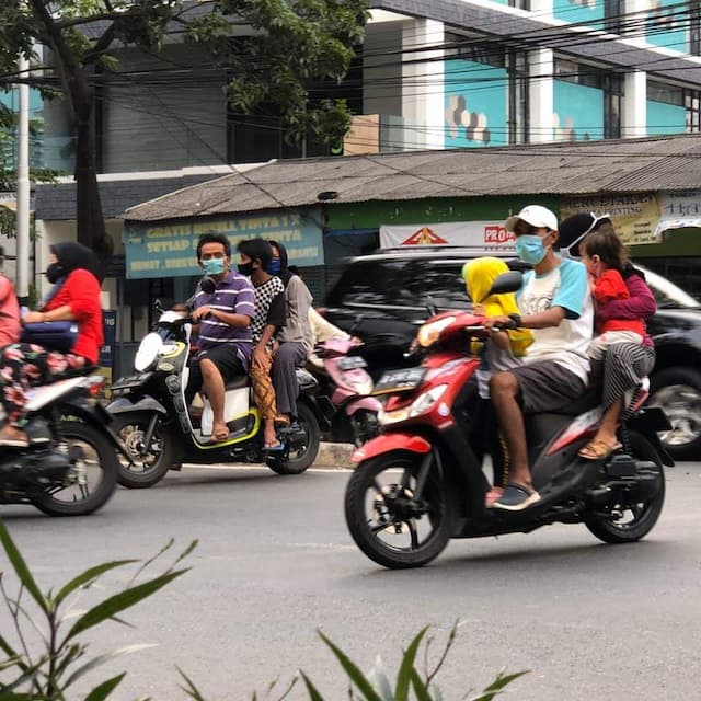 Bahaya! Saat PSBB Banyak Bikers Pakai Masker Tapi Gak Pakai Helm