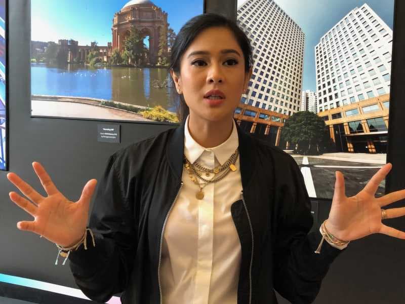 Dian Sastro Kasih Tips Bikin Foto OOTD Pakai Samsung Galaxy S10