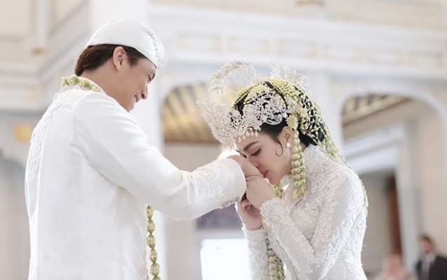 Syahrini Tampak \'Cetar\' Berbusana Pengantin Adat Sunda