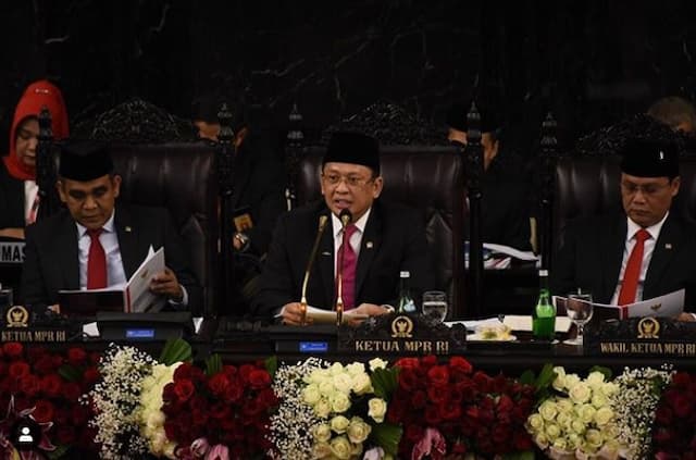 Ketua MPR Pakai Mikrofon Emas 22 Karat di Pelantikan Jokowi-Ma'ruf Amin