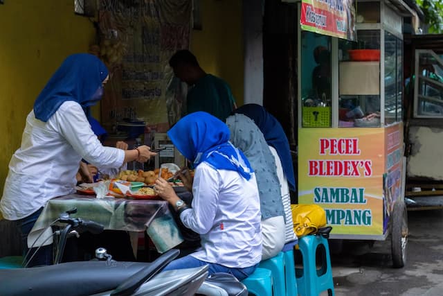 Komentar Kocak Netizen Soal PPKM Level 4: Makan Warteg Cuma 20 Menit