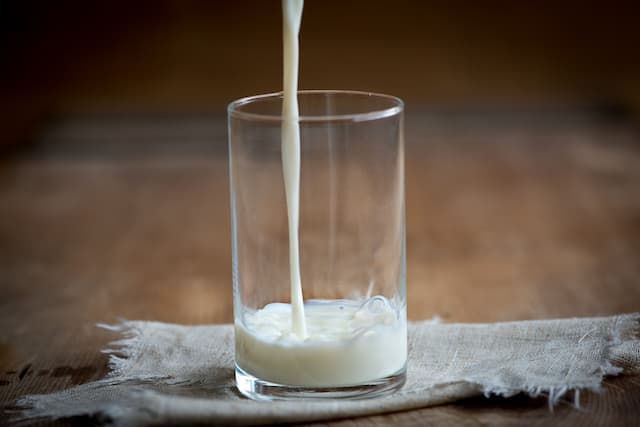 Mitos Minum Susu, Sehat Apa <i>Gak</i> untuk Puasa?