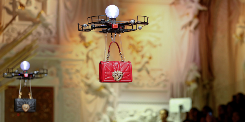 Ketika Drone Gantikan Model Manusia di <i>Fashion Show</i>