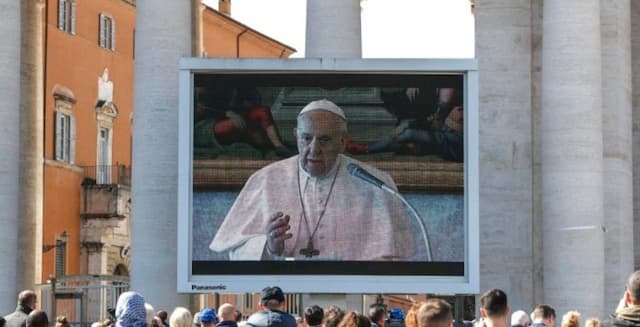 Hindari Virus Corona, Paus Fransiskus Berdoa via Video Streaming