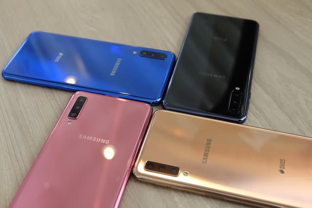 Menjajal Singkat Galaxy A7, Ponsel 3 Kamera Harga Rp4 Jutaan