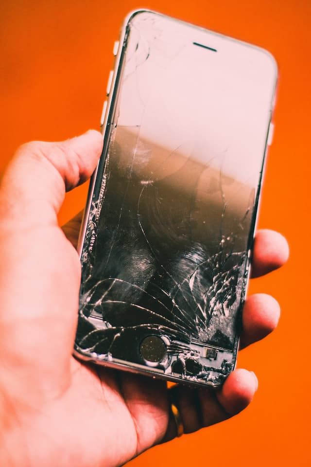 Apple Patenkan iPhone Layar Lipat yang Bisa Perbaiki Kerusakan Sendiri