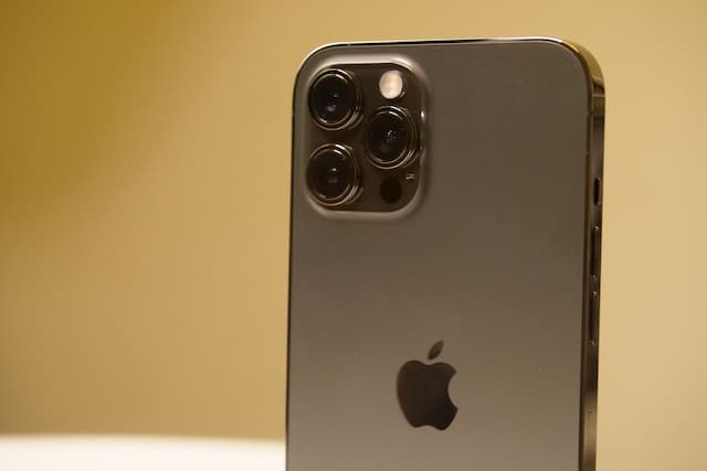 Apple Ingatkan Bahaya iPhone 12 Bagi Sebagian Orang