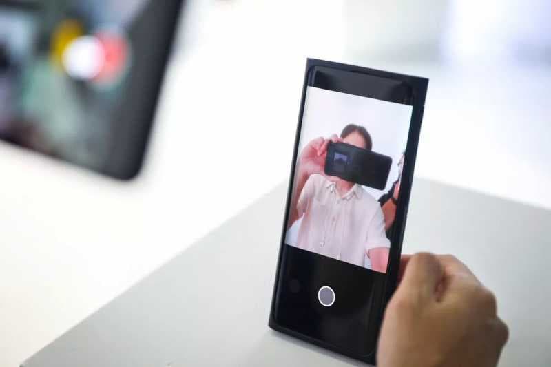 ZTE  yang Pertama  Rilis Ponsel dengan Kamera Selfie ‘Tersembunyi’ di Bawah Layar