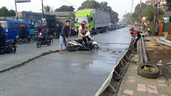 Gokil! Motor Matik \'Emak-emak\' Terobos Cor-coran Semen