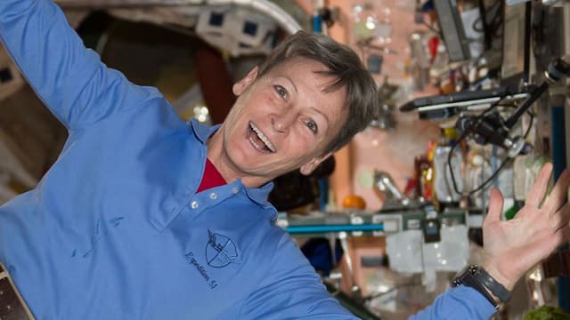 Astronaut NASA Cerita Tentang Susahnya Buang Air Besar di Luar Angkasa