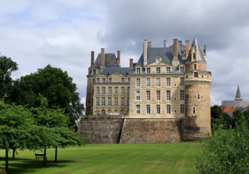 Cerita Kastil di Prancis yang Dihuni Hantu Bergaun Hijau
