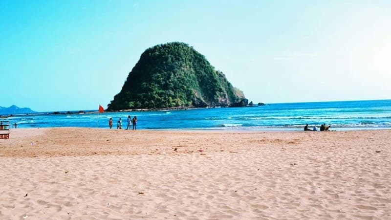 Pantai Pulau Merah Banyuwangi, Ombaknya Menjadi Incaran Peselancar Mancanegara