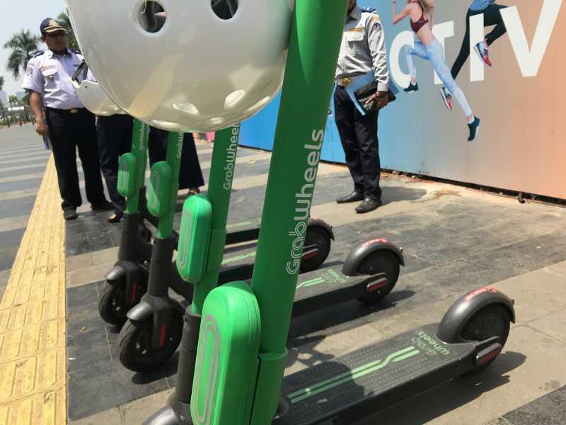 Boncengan atau Naik GrabWheels di JPO, Bakal Didenda Rp 300 Ribu