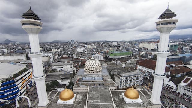 Bandung Diserang Hoax Menara Masjid Raya Roboh