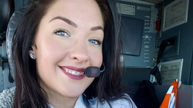 5 Gaya Liburan Emilie Christine, Pilot Cantik yang Hobi Cari Keringat