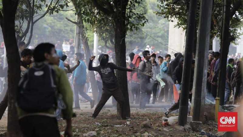 Momen Anak STM Lebih Populer dari #TurunkanJokowi di Medsos