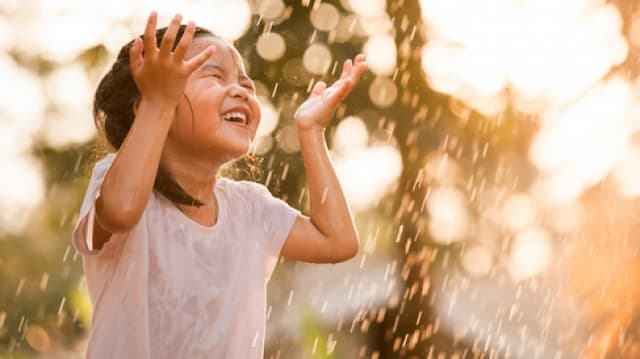 Jangan Kurung Anak di Rumah, Ini Manfaat Hujan-Hujanan Bagi Anak