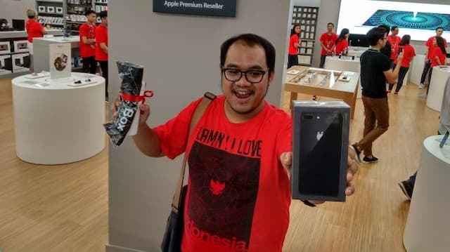 iPhone X Mulai Dijual, Pembeli Pertama Antre dari Mall Tutup