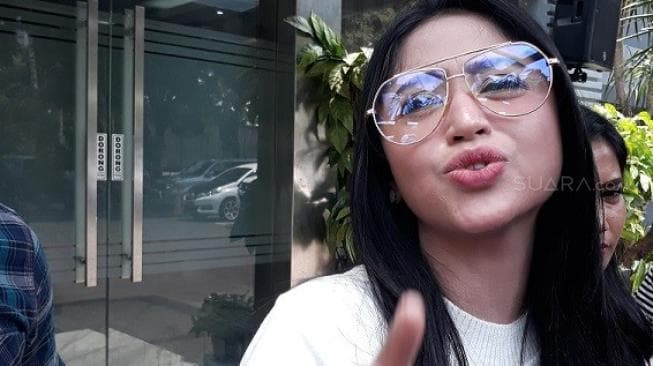 Dewi Perssik Sambangi Polres Jaksel, Masih soal Rosa Meldianti?