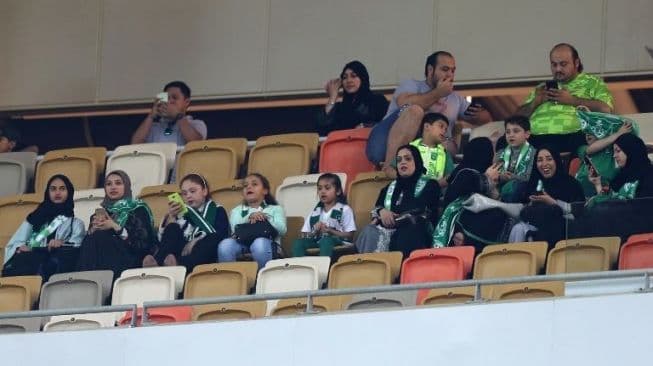Sejarah Baru, Kaum Hawa Arab Saudi Nonton Sepakbola di Stadion
