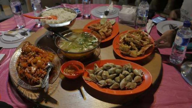 Makan Seafood Pinggir Pantai? Di sini Aja