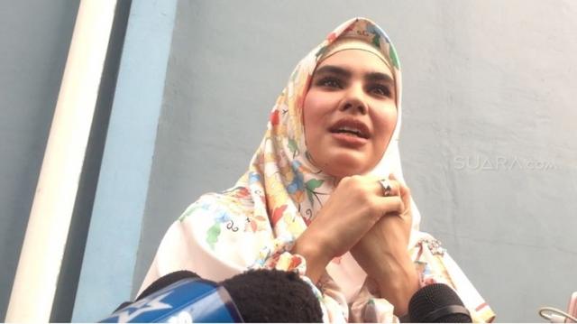 Kartika Putri Tanggapi Kedekatannya dengan Habib Usman bin Yahya