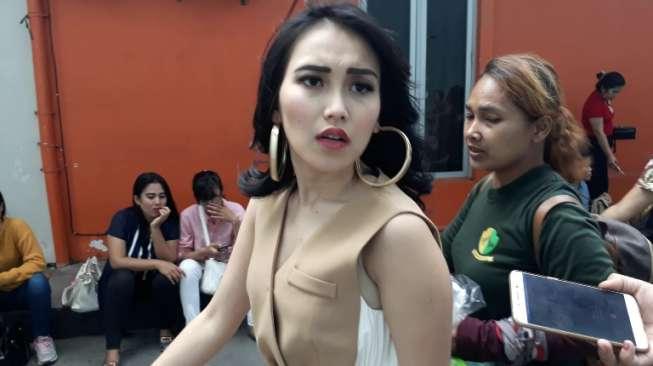 Ayu Ting Ting Betulkan Posisi Payudara saat Live, Sumpelan Geser?