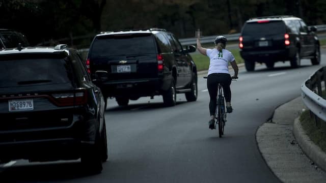 Dipecat Gara-gara Acungkan Jari Tengah ke Rombongan Trump 