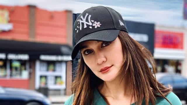 Luna Maya Jalan Bareng Cowok Brewok, Siapa Tuh?