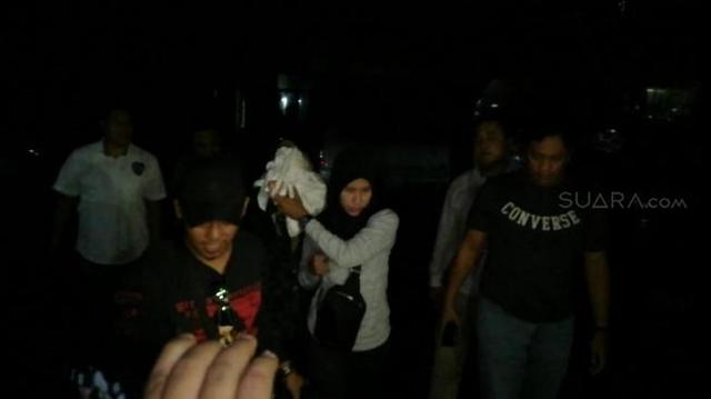 Buronan Mucikari Penjual Vanessa Angel Tertangkap, Wajah Ditutupi Kain