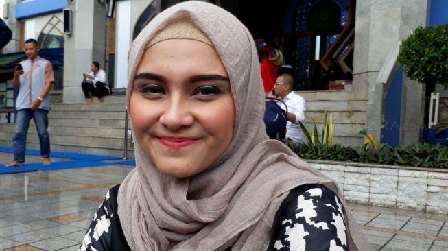 Galau, Zee Zee Shahab Pernah Diminta Lepas Hijab