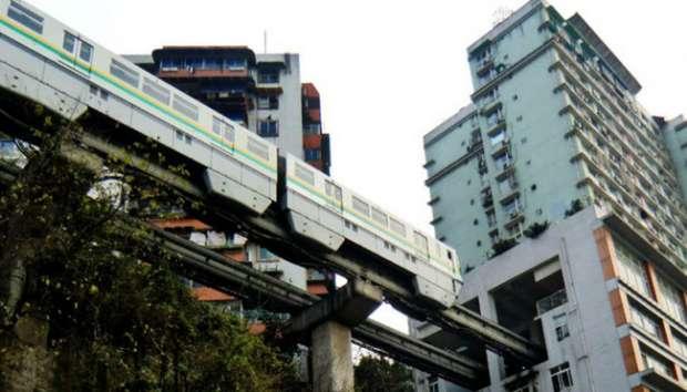 Di Cina, Kereta Melintas Masuk Apartemen Jemput Antar Penumpang