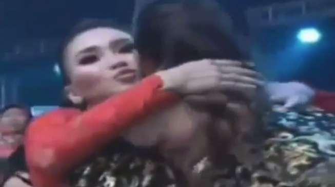 Ayu Ting Ting dan Via Vallen Tak Bermasalah, Fansnya Bikin Ramai