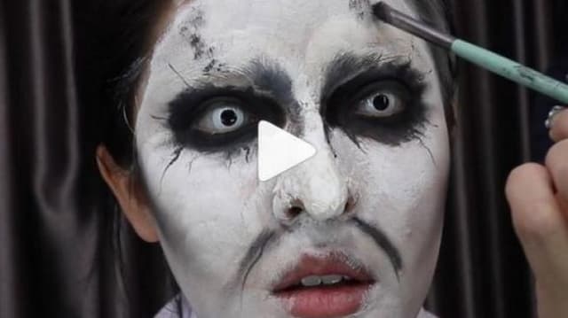 Begini Tutorial Make-up Valak Seksi ala Ladyboy Thailand