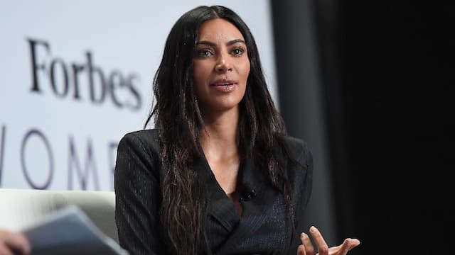 Hadapi Psoriasis, Kim Kardashian Minum ASI Kourtney