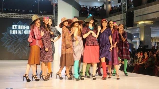 Keanggunan Tenun Ikat Kediri Curi Perhatian di Jogja Fashion Festival 2019