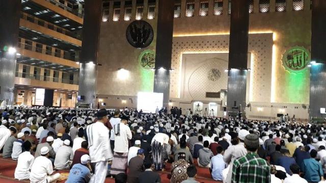 Sejak Subuh Jamaah Padati Masjid Istiqlal, Parkir Kendaraan Mengular